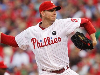 Halladay durante un partido con Philadelphia en 2011.