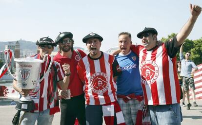 Aficionats de l'Athletic a Montjuïc.