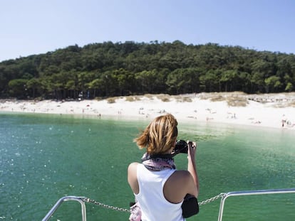 Una turista llega a las islas Cíes.