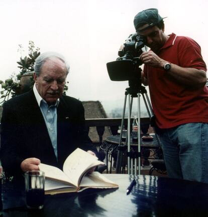 Herzog, sentado en Katmandú durante una escena del rodaje de 'Annapurna', del programa de TVE Al filo de lo imposible, en el que colaboró como asesor en el 2000.