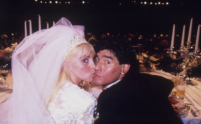 Diego Maradona beija a esposa, Claudia Villafañe, na festa de casamento no ginásio Luna Park, em Buenos Aires, Argentina, em 7 de novembro de 1989. 