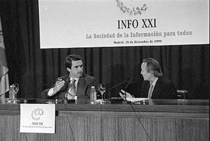 José María Aznar y Josep Piqué, durante la presentación de Info XXI, en diciembre de 1999.