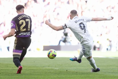 Karim Benzema remata a portería ante Fresneda, este domingo en el Bernabéu.