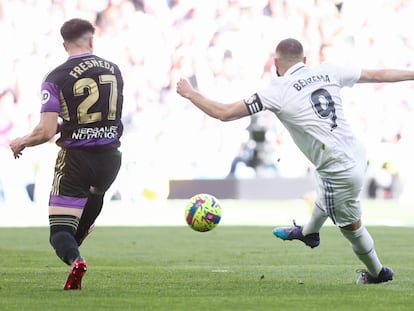 Karim Benzema remata a portería ante Fresneda, este domingo en el Bernabéu.