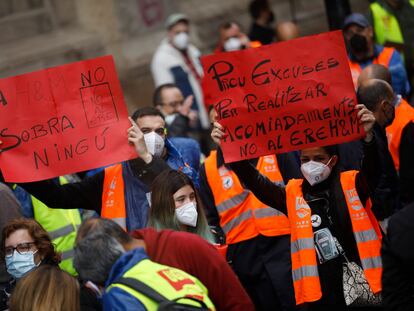Manifestantes en la marcha del Primero de Mayo en Barcelona, con pancartas contra el ERE en H&M.