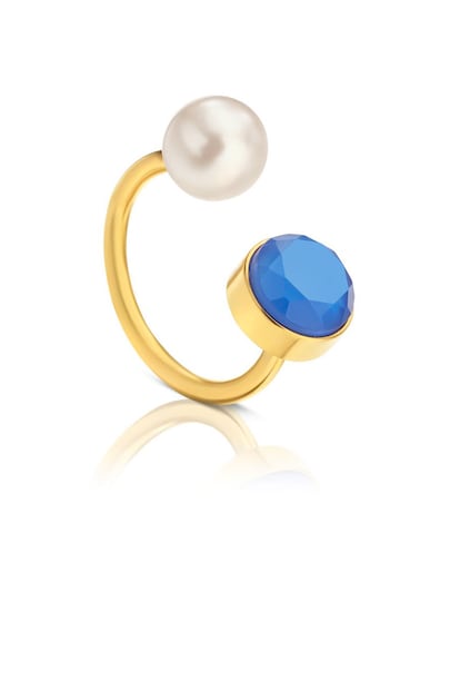 Anillo en oro amarillo con perla cultivada y gema azul. Es el modelo 'Mini Bright' de Tous (110 euros).