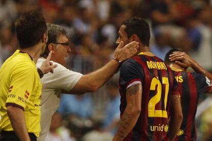 Tata Martino felicita a Adriano por el gol.