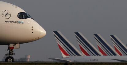 Avião no aeroporto Charles-de-Gaulle, na França.