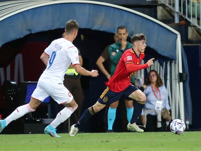 Gavi escapa del checo Adam Hlozek, este domingo en La Rosaleda.