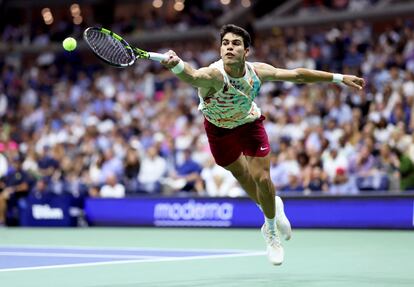 Alcaraz devuelve la pelota durante el partido contra Koepfer en la central de Nueva York.