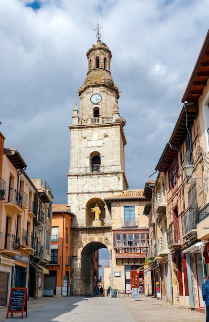 Torre del Reloj, de unos 20 metros de altura, construida en 1738 por el arquitecto Valentín Antonio de Mazarrasa y Torres sobre el arco de entrada al conjunto monumental de la ciudad.