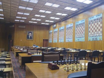 Salón principal de torneos de la Casa del Ajedrez en Yereván, inaugurada en 1971; al fondo, retrato de Tigrán Petrosián, campeón del mundo de 1963 a 1969