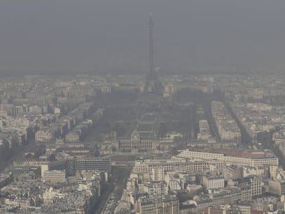 La torre Eiffel durante unos d&iacute;as de alerta por contaminaci&oacute;n en 2014.