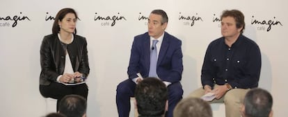 De izquierda a derecha: Maria Luisa Martínez Gistau, directora ejecutiva de Comunicación, Relaciones Institucionales, Marca y RSC; Juan Alcaraz, director general de CaixaBank, y Xavier Mas, director de Marketing de CaixaBank