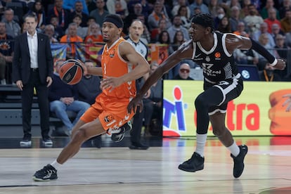 El base del Valencia Kameron Taylor, Isaac Bonga, del Partizán, este martes en el Roig Arena.