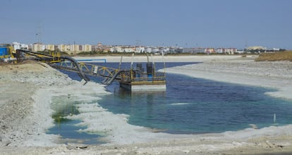 Maquinaria flotante en una de las balsas de fosfoyesos.