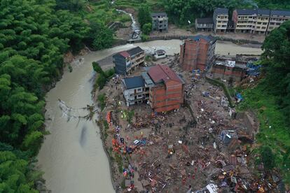 Olas de varios metros de altura embistieron el litoral durante la madrugada del sábado en la provincia de Zhejiang, al sur de Shanghái. En el interior, 18 personas murieron y otras 14 se encuentran desaparecidas tras un deslizamiento de tierra, informó la agencia oficial Xinhua. La tragedia se produjo por la zona de Wenzhou, duramente golpeada por la lluvia y el viento. En la imagen, vista general del deslizamiento de tierra en el condado de Yongija, el 10 de agosto.