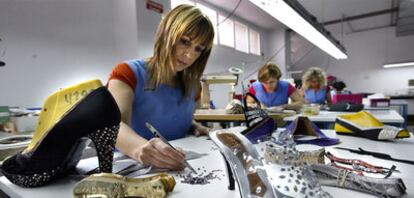 Trabajadoras en una empresa de calzado femenino en Alicante. La jornada media española pactada en 2009 era de 1.720 horas al año; en Alemania, 1.655 horas.