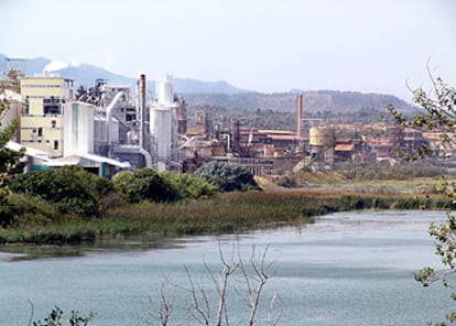 La empresa Erkimia junto al pantano de Flix (Tarragona), donde se acumulan los residuos tóxicos.