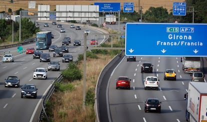 Tráfico denso en la AP-7 a la altura de Polinyá​​ (Barcelona).