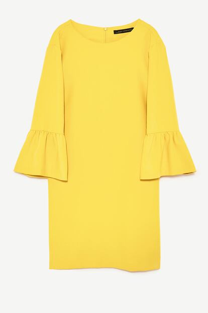 Un vestido amarillo siempre da el toque alegre a cualquier estilismo primaveral. Este, de Zara, te salvará en más de una ocasión (29,95 euros).