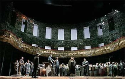 Imagen de la representación de <i>Peter Grimes </i>en el Liceo, con la escenografía que evoca las ruinas del coliseo lírico barcelonés. / CARLES RIBAS