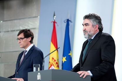 El ministro de Cultura, José Manuel Rodríguez Uribes (derecha), y el titular de Sanidad, Salvador Illa, durante la rueda de prensa ofrecida este martes en el Palacio de la Moncloa. EFE