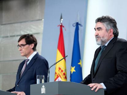 El ministro de Cultura, José Manuel Rodríguez Uribes (derecha), y el titular de Sanidad, Salvador Illa, durante la rueda de prensa ofrecida este martes en el Palacio de la Moncloa. EFE