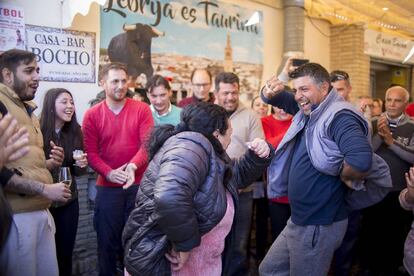 Vecinos de Lebrija en Sevilla, miembros de la Hermandad de los Gitanos, celebran el quinto premio de la lotería de Navidad que ha tocado íntegro en la localidad.