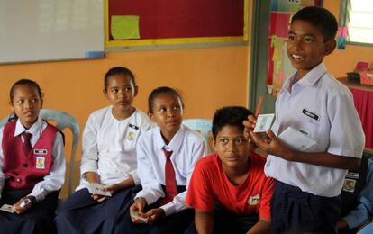 Rafian, alumno de la escuela pública Orang Asli de Banting (Malasia) comparte lo aprendido en el taller.
