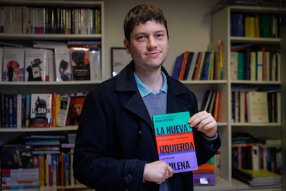 Noam Titelman junto a su libro 'La nueva izquierda chilena, de la marcha estudiantiles a la moneda'.
