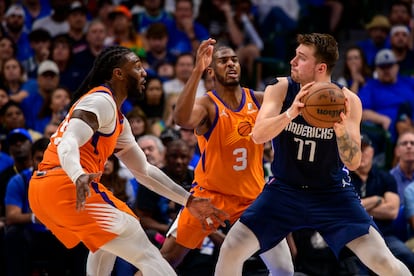 Luka Doncic busca un pase ante Chris Paul