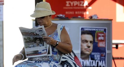 Una mujer ante un puesto electoral de Syriza, hoy en Atenas