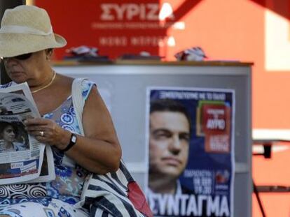 Una mujer ante un puesto electoral de Syriza, hoy en Atenas