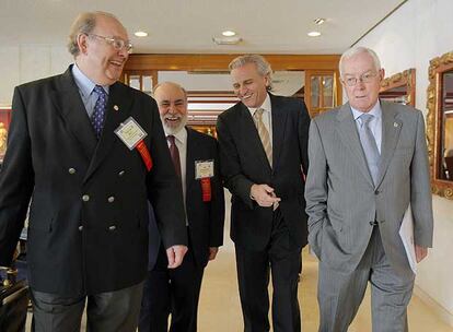 De izquierda a derecha, el director de la Academia Argentina de las Letras, Pedro Luis Barcia; el de la Academia Mexicana de la Lengua, José Moreno de Alba; el presidente de la Agencia Efe, Álex Grijelmo, y el director de la Real Academia Española, Víctor García de la Concha.