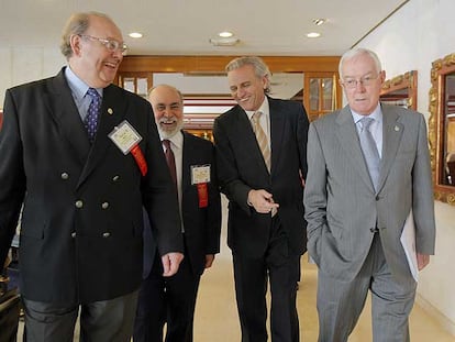 De izquierda a derecha, el director de la Academia Argentina de las Letras, Pedro Luis Barcia; el de la Academia Mexicana de la Lengua, José Moreno de Alba; el presidente de la Agencia Efe, Álex Grijelmo, y el director de la Real Academia Española, Víctor García de la Concha.