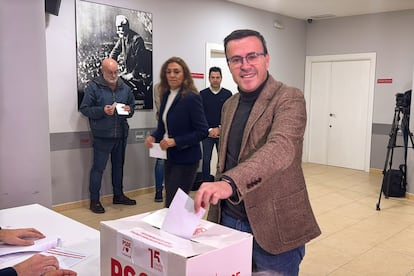 El candidato a la reelección como secretario general del PSOE de Extremadura, Miguel Ángel Gallardo, este sábado, dentro de la jornada de primarias.