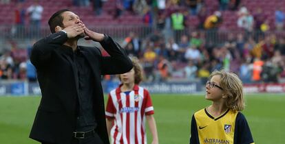 Simeone celebra con la afición el triunfo