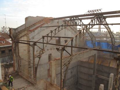 La estructura del antiguo frontón desnudada por las obras en los antiguos cines Madrid.