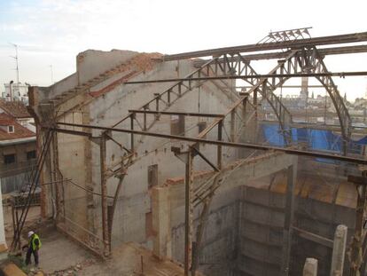 La estructura del antiguo front&oacute;n desnudada por las obras en los antiguos cines Madrid. 