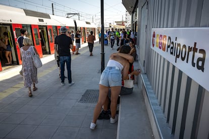 Viajeros en la estación de Paiporta.