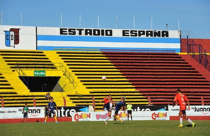 Los equipos del Club Deportivo Español y el Club Deportivo y Mutual Leandro N. Alem durante un partido el 22 de mayo de 2022.