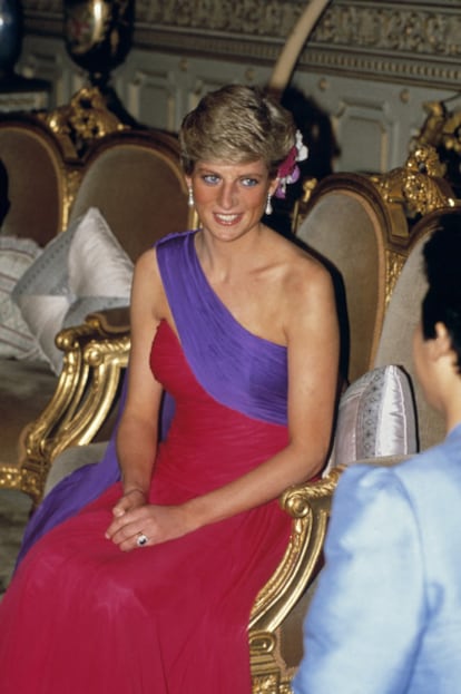 Lady Di, durante una visita a Tailandia en 1988, con uno de los vestidos que serán expuestos en el palacio de Kensington.