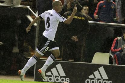 Feghouli festeja su gol al Gante.