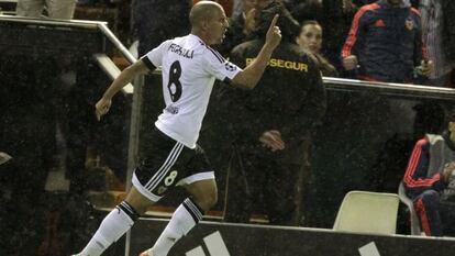 Feghouli festeja su gol al Gante.