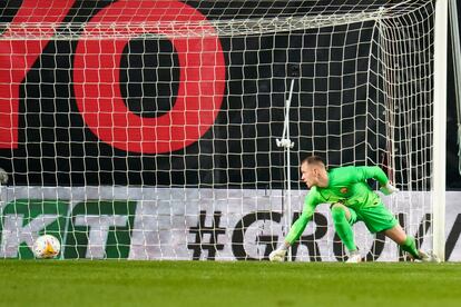 Ter Stegen mira cómo la pelota entra en su portería tras el disparo de Falcao