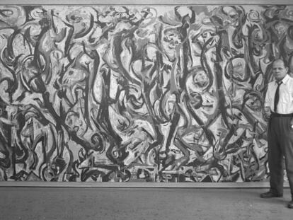 El pintor estadounidense Jackson Pollock, en 1943 junto a &#039;Mural&#039;.