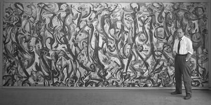 El pintor estadounidense Jackson Pollock, en 1943 junto a 'Mural'.