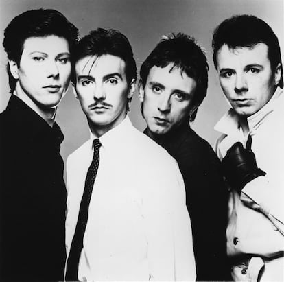 Un caso similar fue el de la banda pionera del tecno pop de los ochenta Ultravox, cuyo primer líder, John Foxx, se marchó para entregar una obra en solitario influyente pero de culto, y fue con Midge Ure como cantante con quien obtuvieron su mayor éxito. Fue prácticamente lo mismo que sucedió aquí con Siniestro Total. Para mucha gente, el mejor álbum que grabó la banda de Vigo fue su debut, '¿Cuándo se come aquí?', conducido por la voz y la presencia desbocadas de Germán Coppini. El cantante dejó el grupo y cambió radicalmente de registro para crear Golpes Bajos y su función la asumió Miguel Costas. Ahí también salieron ganando todos: Coppini entregó algunos de los mejores discos del pop en castellano y Siniestro inauguró su etapa más popular y reconocible. En 1994 fue Costas quien se marchó, quedándose al frente Julián Hernández. Con él, la banda ha grabado siete álbumes, exactamente los mismos que la formación anterior, pero los que se han quedado en la memoria popular son los de la etapa Costas. En el caso de Burning, sin embargo, aunque su cantante más longevo haya sido Johnny Cifuentes, los seguidores más fieles del grupo de La Elipa (Madrid) recuerdan como la más vibrante su etapa inicial, entre 1974 y 1983, con Toño Martín de cantante. Y los de Los Secretos siguen echando de menos a Enrique Urquijo. A partir de su muerte, en 1999, las tareas vocales las ha asumido su hermano Álvaro, y el grupo sigue actuando en directo con regularidad.