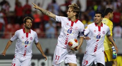 Rakitic celebra junto a Reyes uno de los goles.